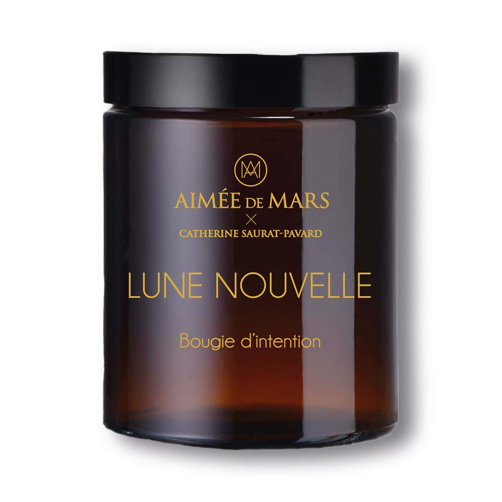 Braune Kerze in einem Glasbehälter mit schwarzem Deckel. Aufschrift: Aimée de Mars, Lune Nouvelle, Bougie d'intention.