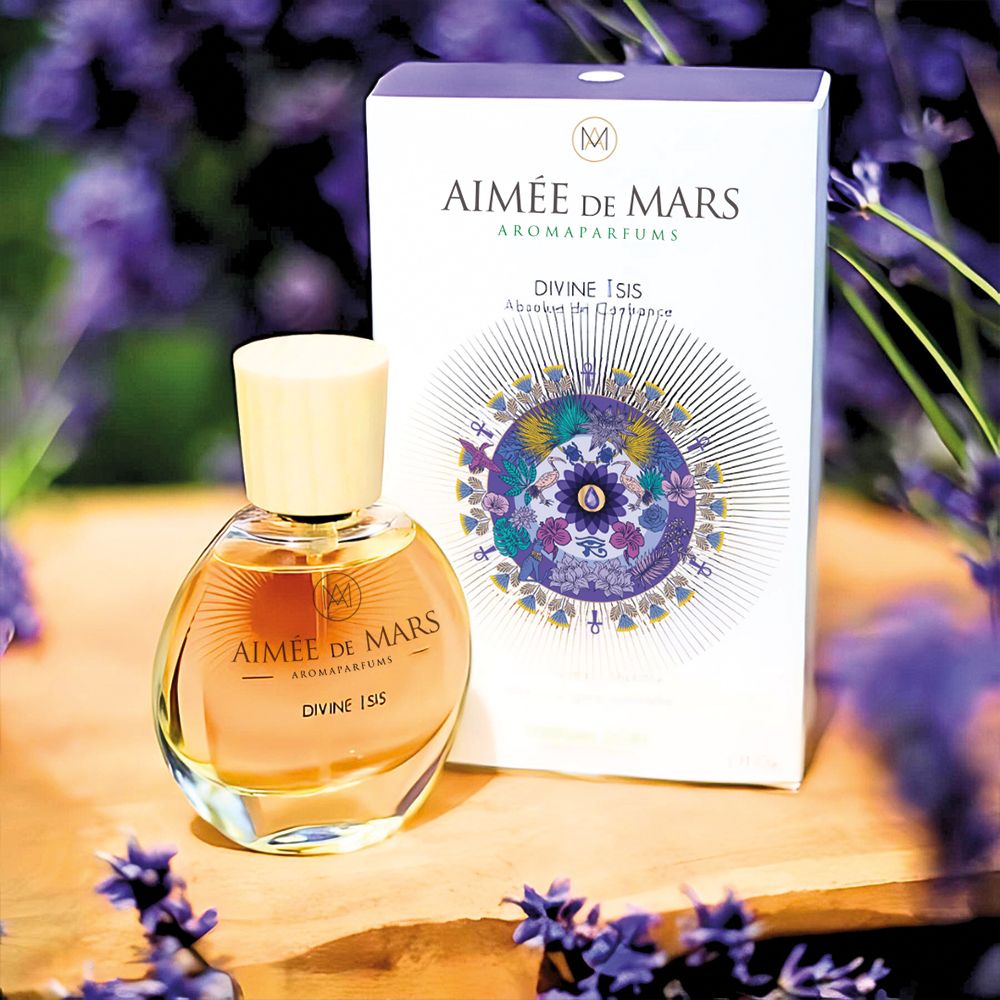 Flakon und Verpackung. Flakon: rund, Glas, Holzverschluss. Verpackung: weiß, lila Akzente, Aufschrift: Aimée de Mars, Divine Isis.