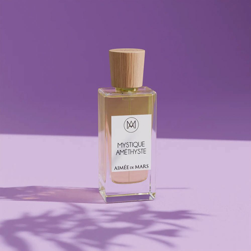 Parfümflasche mit Holzverschluss. Auf dem Etikett steht "Mystique Améthyste" und "Aimée de Mars".