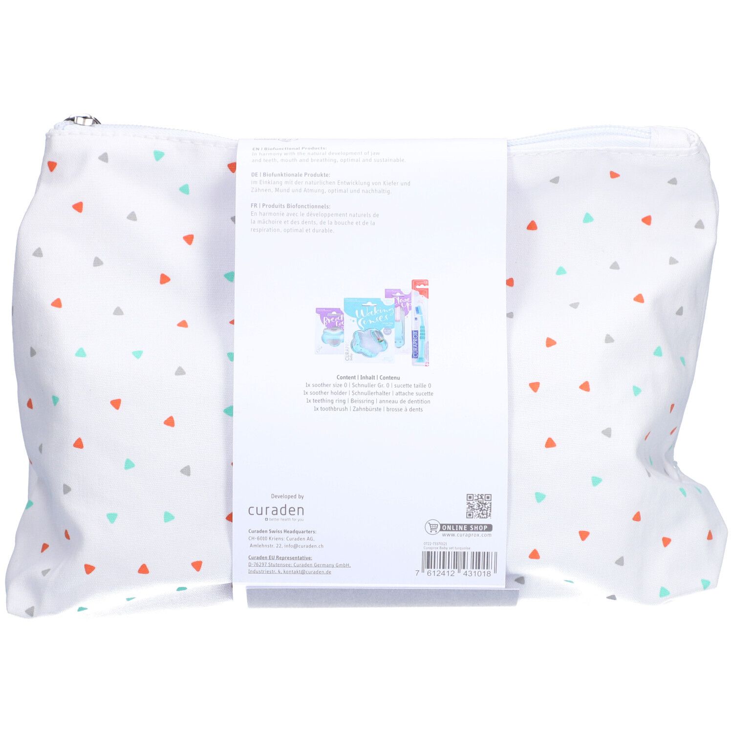 CURAPROX Baby Set. Rückseite der Tasche mit Produktinformationen und Abbildungen. Weiße Tasche mit Dreiecken.