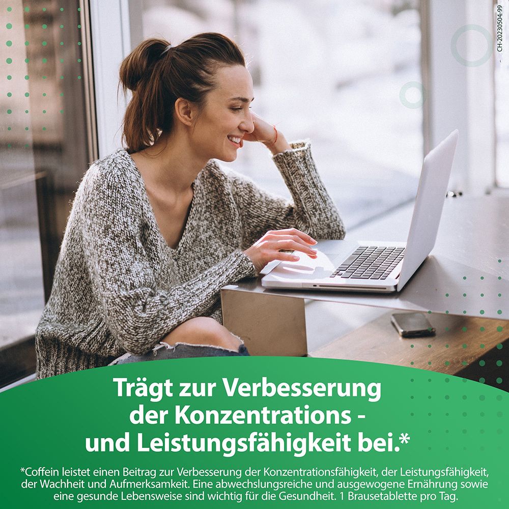 Frau sitzt an einem Tisch und arbeitet an einem Laptop. Text: Trägt zur Verbesserung der Konzentrations- und Leistungsfähigkeit bei.