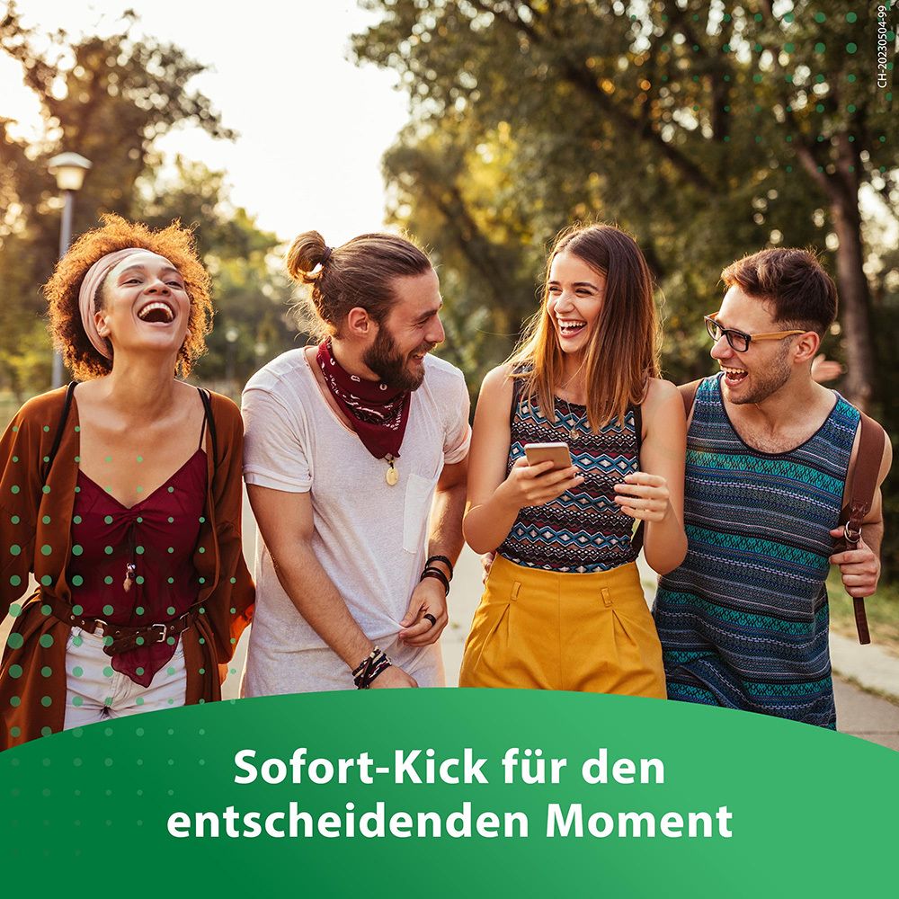 Vier Personen lachen und gehen im Freien. Text: Sofort-Kick für den entscheidenden Moment.