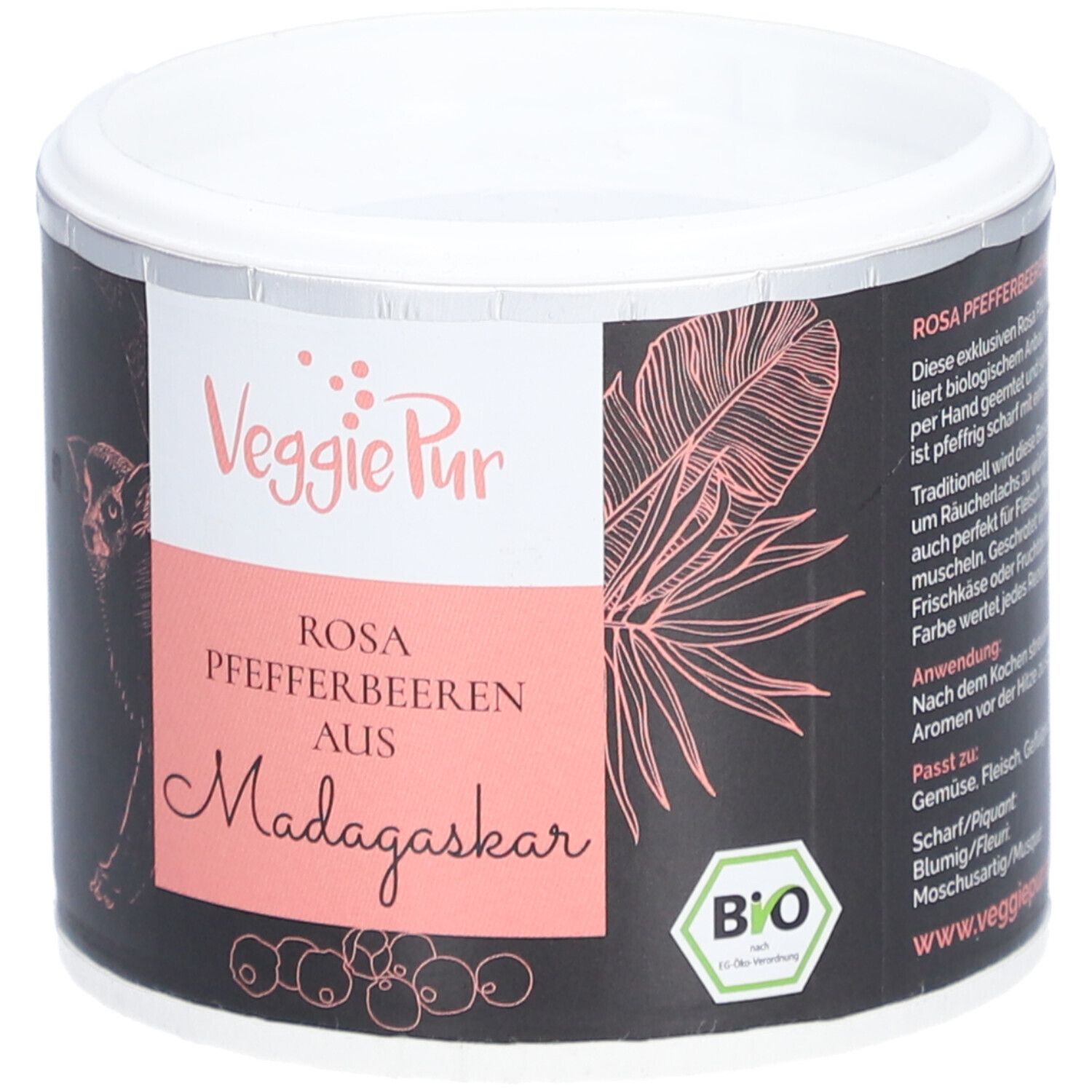 Dose mit VEGGIEPUR-Etikett. Rosa Pfefferbeeren aus Madagaskar. Bio-Siegel. Schwarzer Hintergrund.