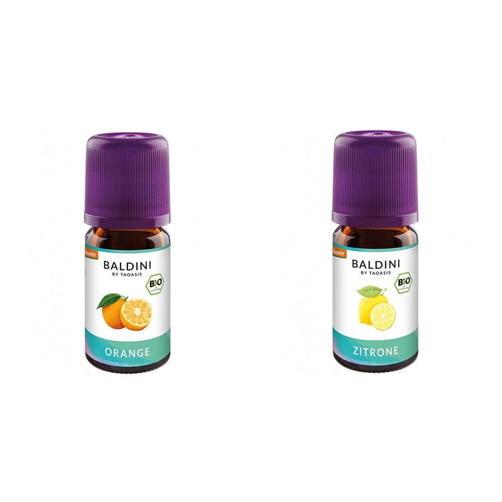 Deux petites bouteilles en verre avec des bouchons violets. Les étiquettes présentent des oranges et des citrons. La marque est BALDINI.