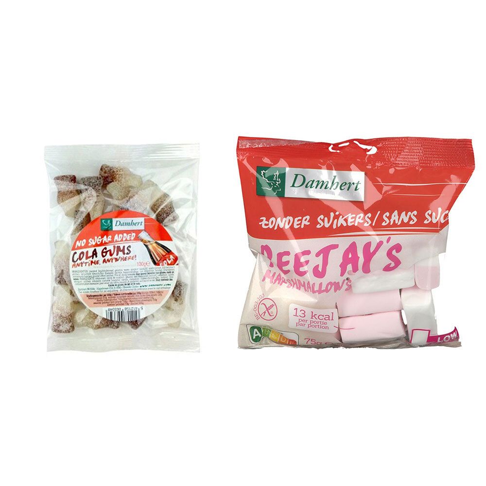 Zwei Beutel Süßwaren. Links Cola-Gummis, rechts rosa Marshmallows. Beide Produkte sind zuckerfrei und von Damhert.