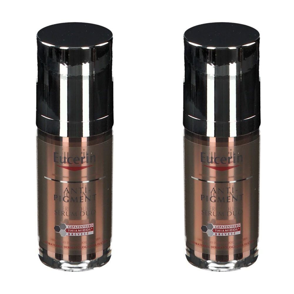 Zwei Flaschen Eucerin Anti-Pigment Sérum Duo. Braune Flaschen mit schwarzen Deckeln. Aufschrift: Anti-Pigment, Sérum Duo, Thiamidol.