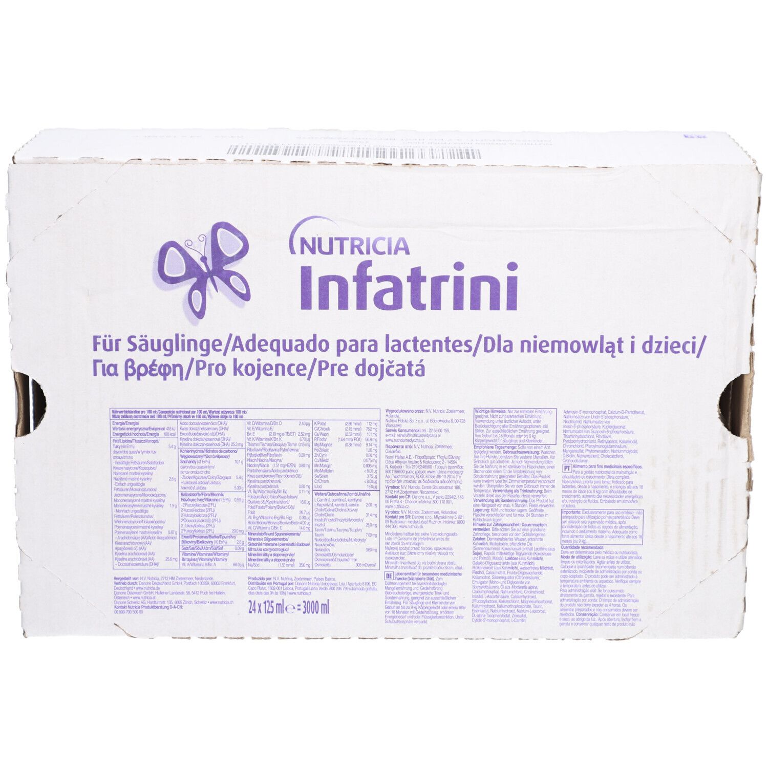 Karton mit Infatrini-Packungen. Aufdrucke in mehreren Sprachen. Nutricia-Logo und Schmetterling.