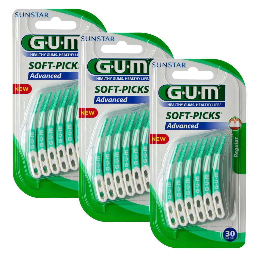 Trois paquets de GUM Soft-Picks Advanced. Chaque paquet contient des cure-dents verts en forme de dents dans un emballage blister transparent. Inscription : GUM, Soft-Picks Advanced.