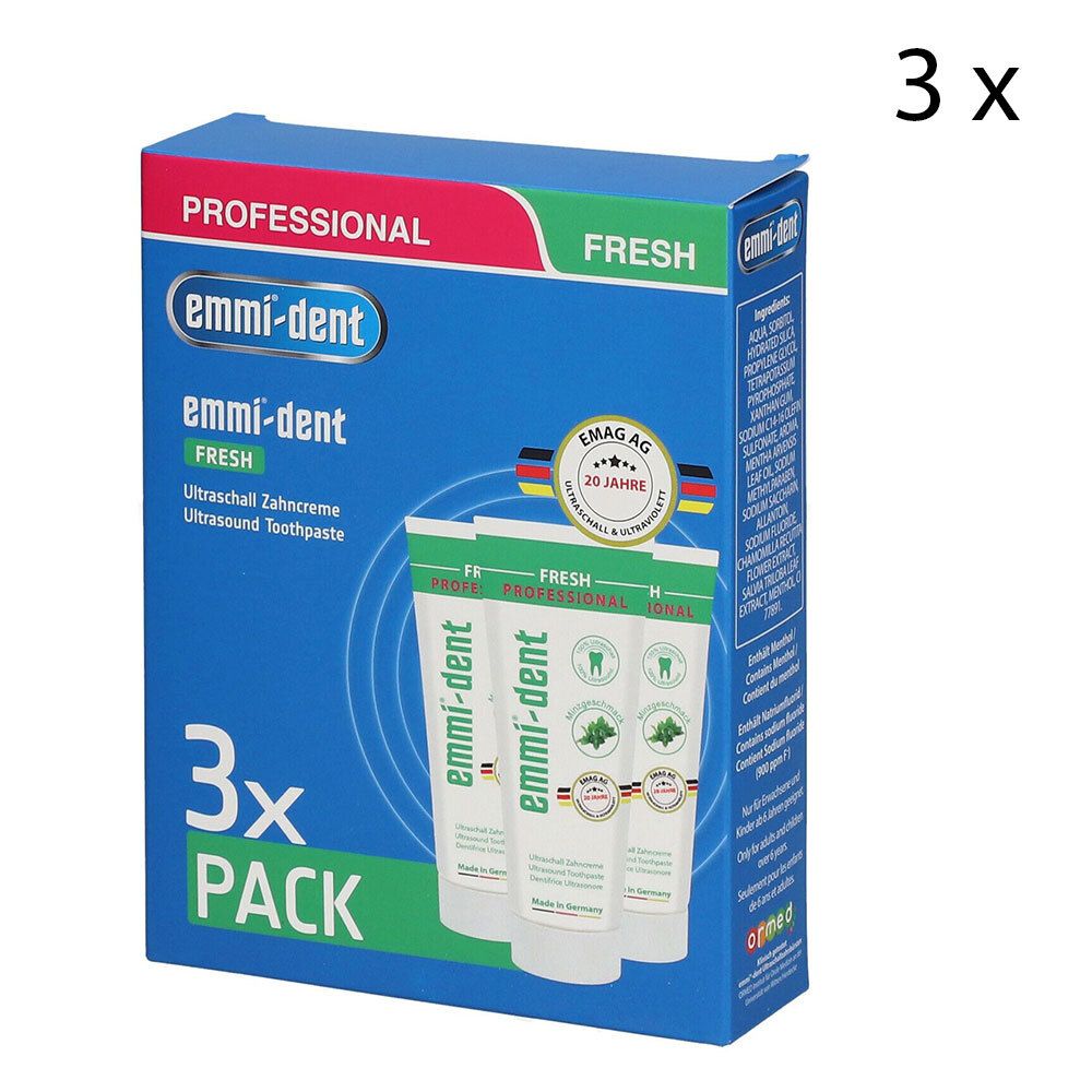 Verpackung mit drei Tuben Zahnpasta. Aufschrift: emmi-dent FRESH, Ultraschall Zahncreme. Blaue Verpackung mit rotem und grünem Akzent.