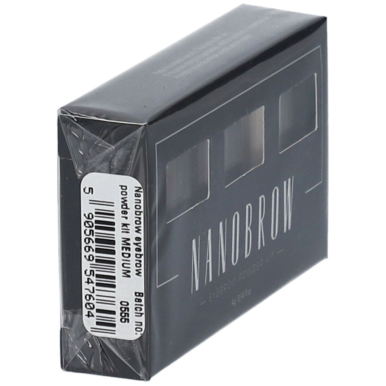 Schwarze Verpackung, seitliche Ansicht. Aufkleber mit Produktname, Batch-Nr. und Barcode. NANOBROW Eyebrow powder kit MEDIUM.
