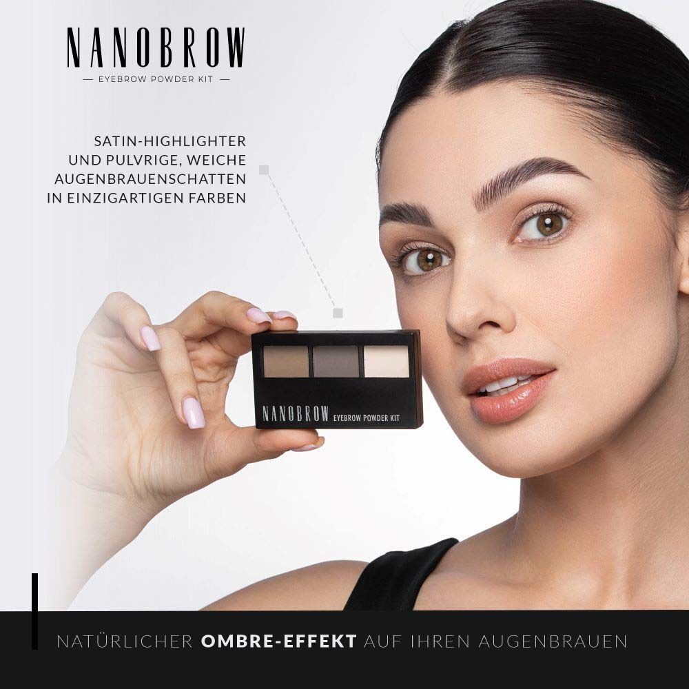 Frau hält NANOBROW Eyebrow Powder Kit. Schwarze Verpackung mit drei Farbtönen. Text: Satin-Highlighter und Augenbrauenschatten.