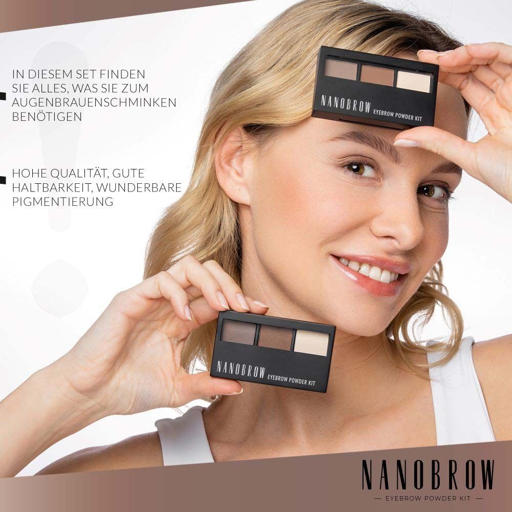 Zwei NANOBROW Eyebrow Powder Kits. Schwarze Verpackung mit drei Farbtönen. Text: In diesem Set finden Sie alles, was Sie benötigen.