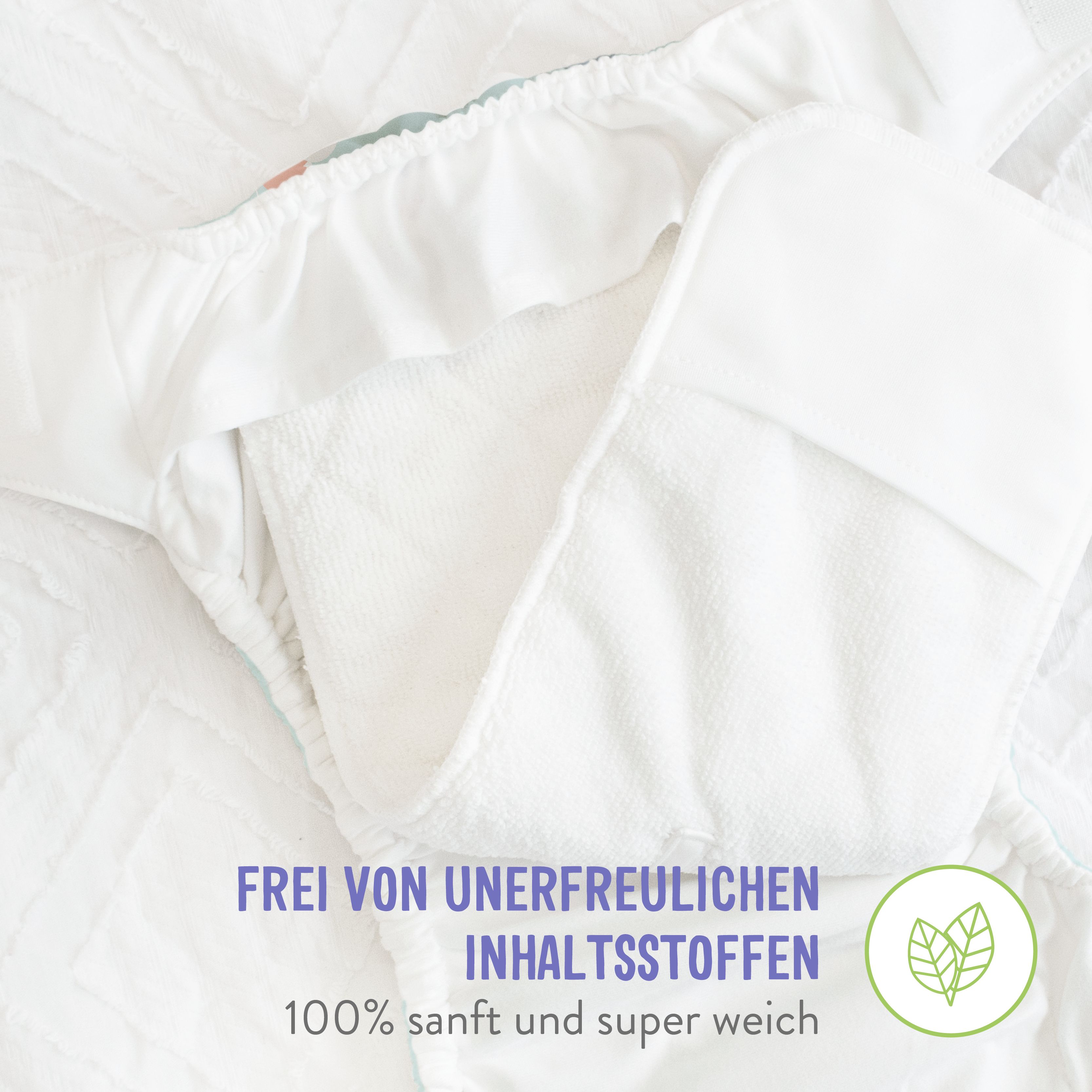 Gros plan sur une couche lavable blanche. Texte : Sans ingrédients indésirables. 100% doux et super doux.