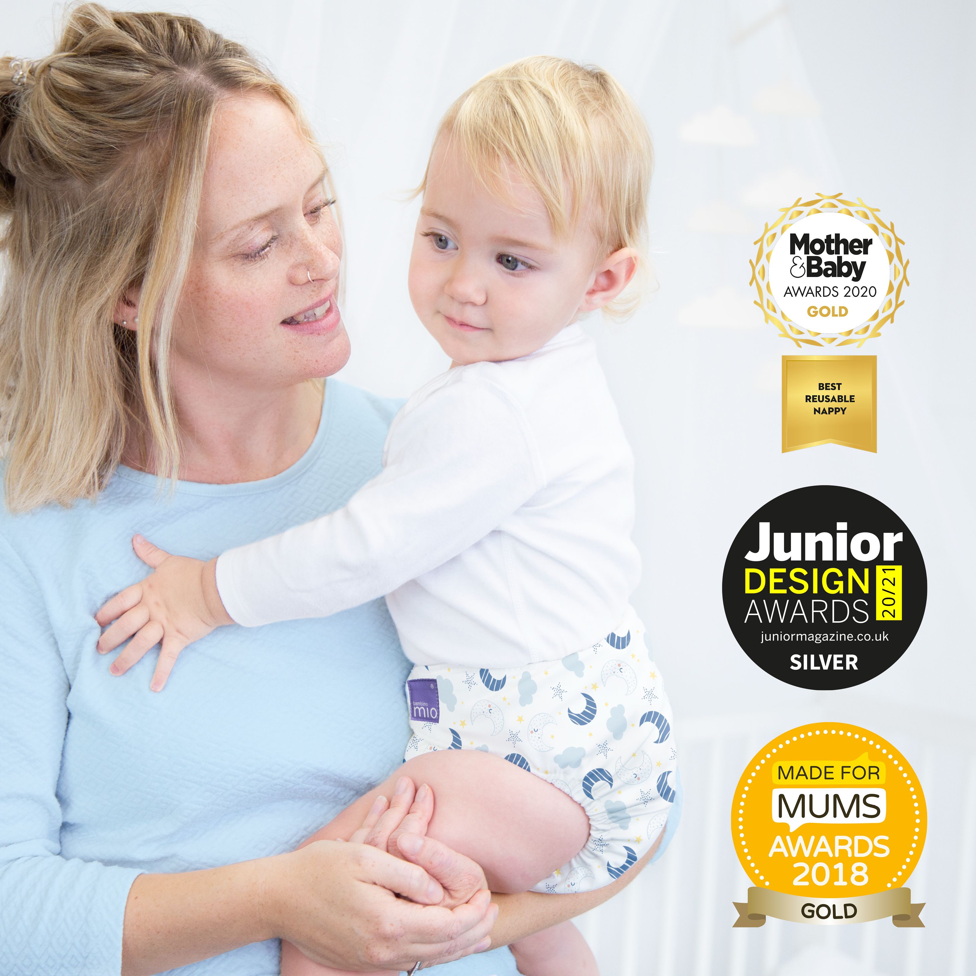 Mère tenant un bébé avec une couche lavable. Prix : Mother & Baby Awards, Junior Design Awards, Made for Mums Awards.