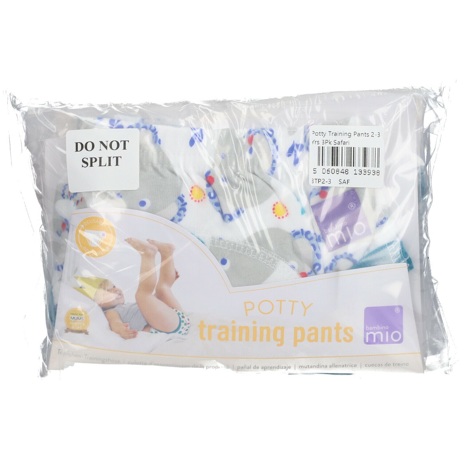 Trainingshose in Verpackung. Aufdruck mit Kindermotiv. Marke Mio. Etikett mit Produktinformationen und Barcode.