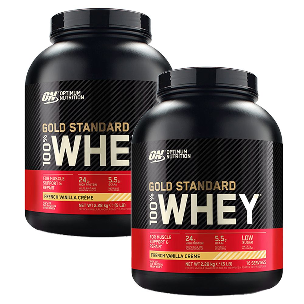 Zwei schwarze Behälter mit dem Etikett "Gold Standard Whey". Aufschrift: "French Vanilla Crème".