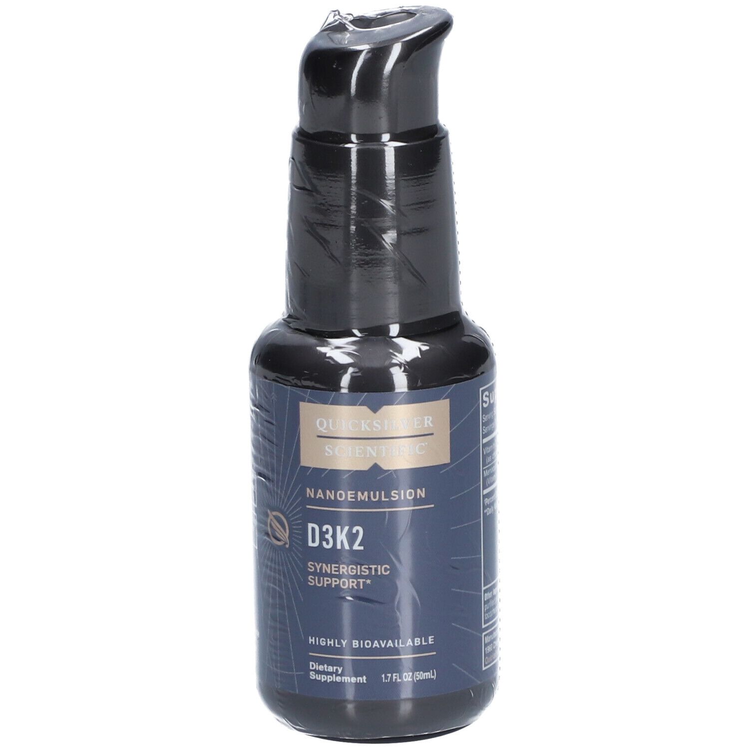 Flacon noir avec pompe. Inscription: Quicksilver Scientific, Nanoemulsion D3K2, Synergistic Support. 1.7 fl oz (50ml).