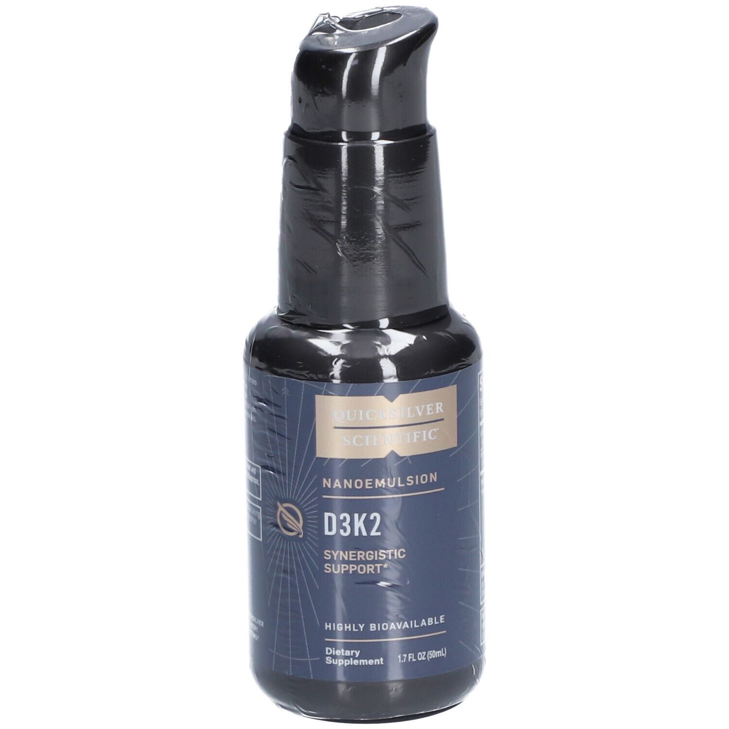 Flacon noir avec pompe. Inscription: Quicksilver Scientific, Nanoemulsion D3K2, Synergistic Support. 1.7 fl oz (50ml).