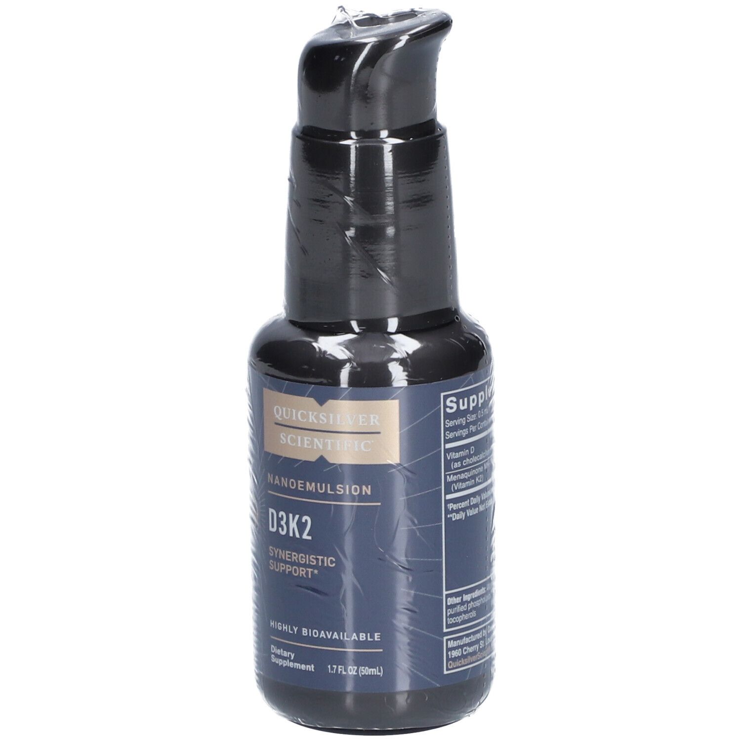 Flacon noir avec pompe. Inscription: Quicksilver Scientific, Nanoemulsion D3K2, Synergistic Support. 1.7 fl oz (50ml).