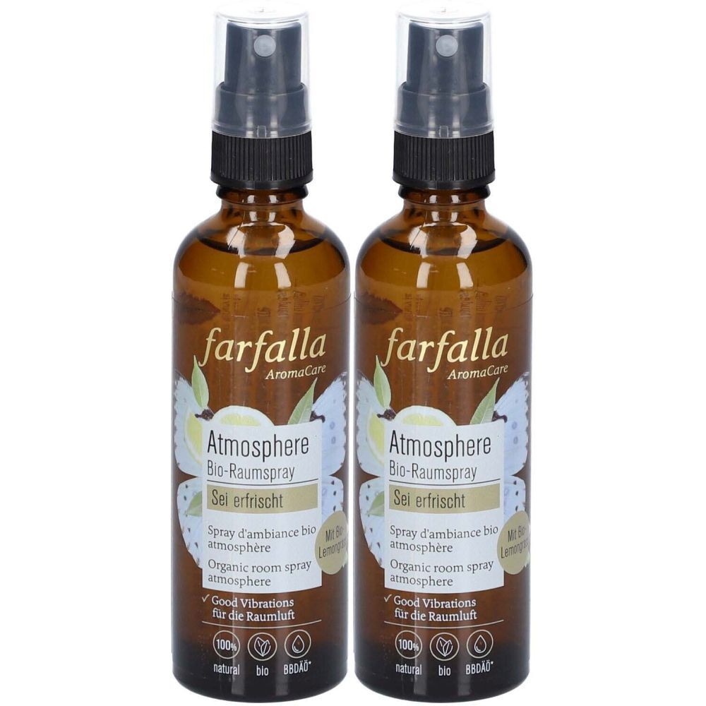 Zwei braune Glasflaschen mit Sprühkopf. Aufschrift: farfalla, Atmosphere Bio-Raumspray, Sei erfrischt. Mit Lemongras.