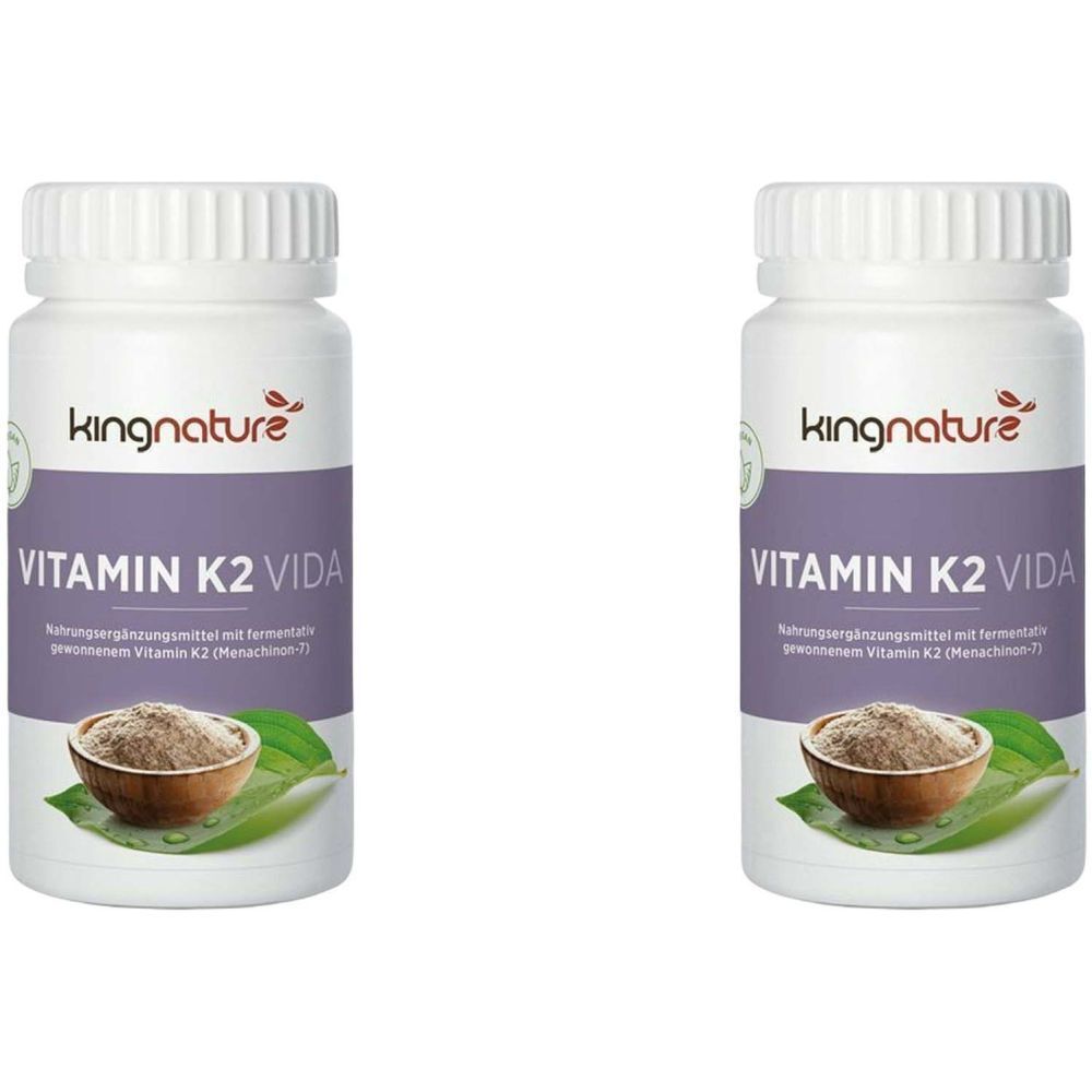 Zwei weiße Flaschen mit Schraubverschluss. Auf jeder Flasche steht "kingnature VITAMIN K2 VIDA". Darunter ein lila Feld mit Text und einer Schale.