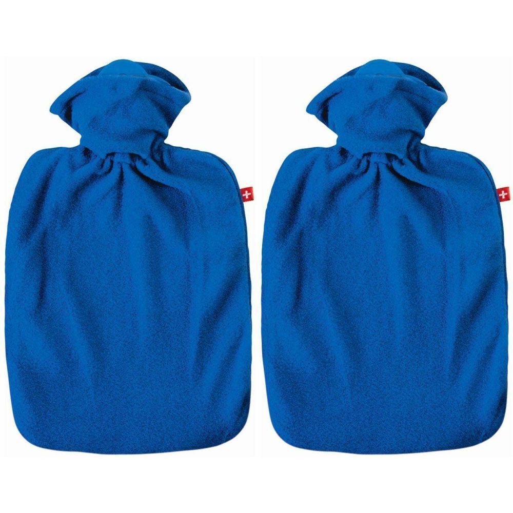 Zwei blaue Wärmflaschen mit Stoffbezug. Oben mit Kapuze, seitlich rotes Kreuz. Weicher Stoff.