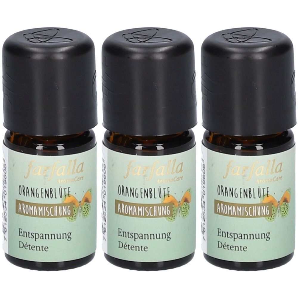 Drei kleine Flaschen mit schwarzem Deckel. Auf den Etiketten steht "farfalla", "Orangenblüte", "Aromamischung" und "Entspannung".
