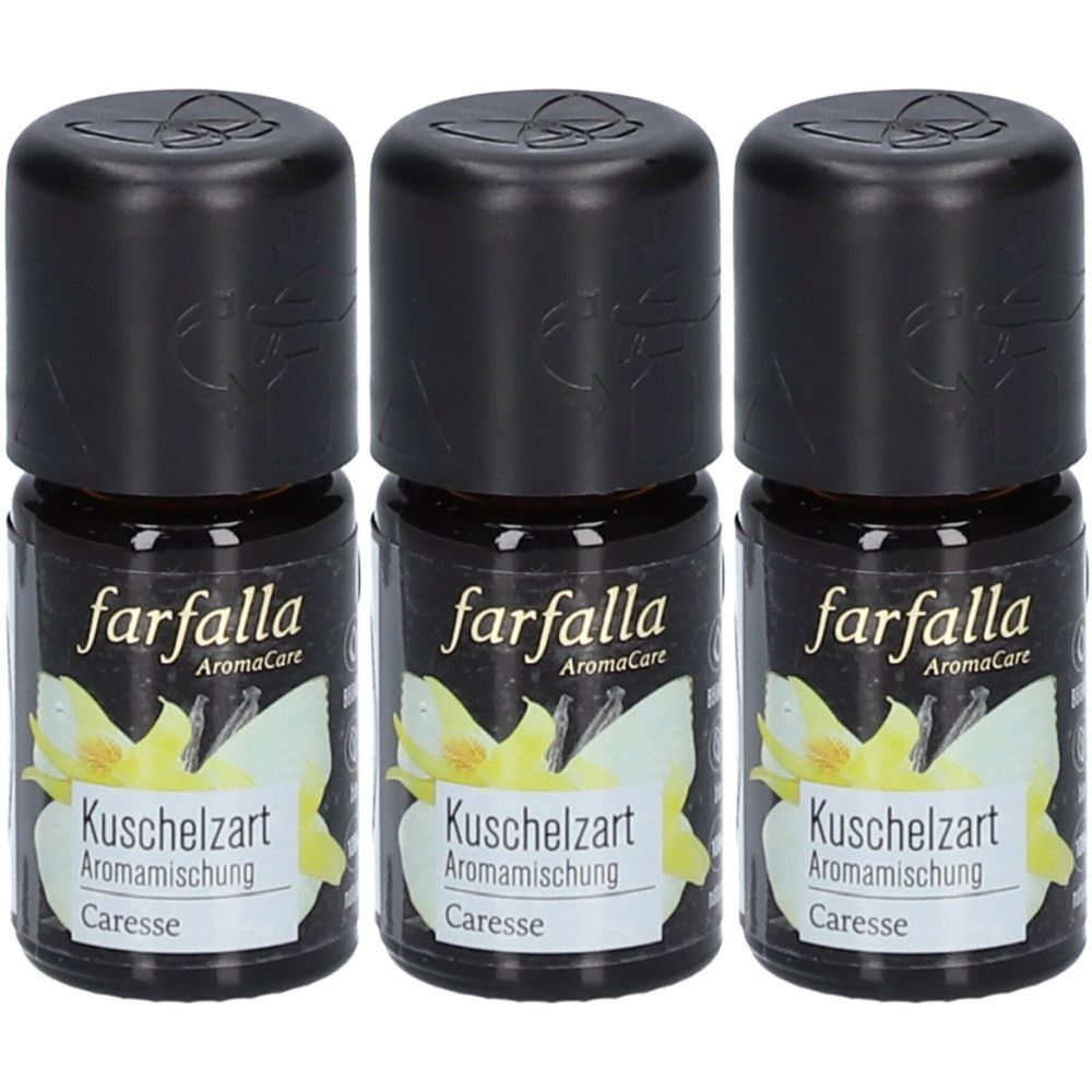 Drei kleine Flaschen mit schwarzen Deckeln. Auf den Etiketten steht "farfalla AromaCare", "Kuschelzart" und "Caresse".