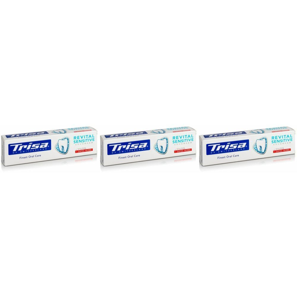 Drei Tuben Zahnpasta. Aufschrift: TRISA, Revital Sensitive. Weiße Verpackung mit blauem und rotem Schriftzug. Zahn-Symbol.