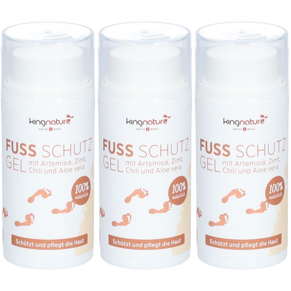 Drei weiße Flaschen mit transparenten Deckeln. Aufschrift: FUSS SCHUTZ GEL, kingnature. Mit Fußabdrücken und dem Hinweis "100% natürlich".