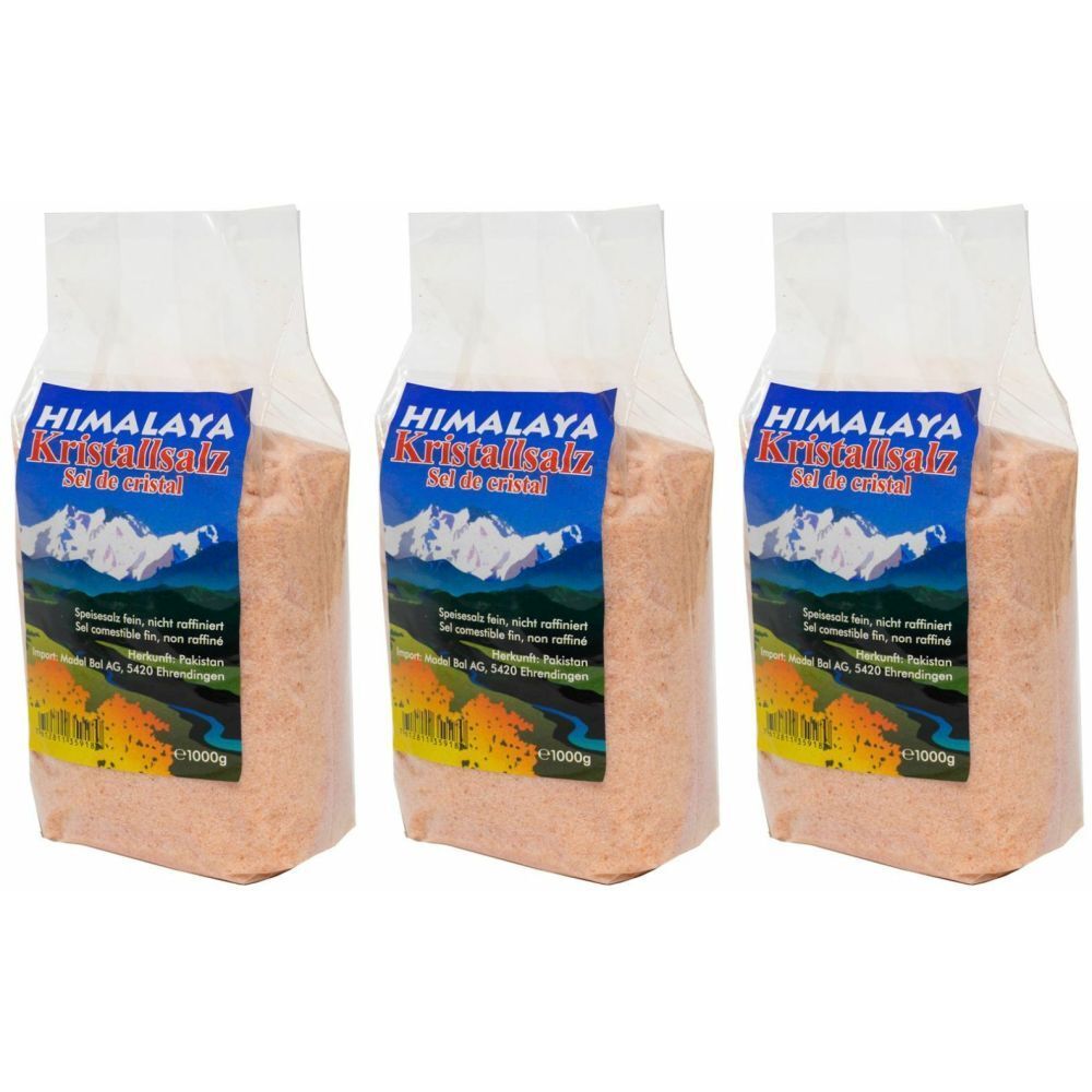 Drei Beutel Himalaya-Kristallsalz. Klare Verpackung mit blauem Etikett, Bergmotiv und Text. Jede Packung enthält 1000g.