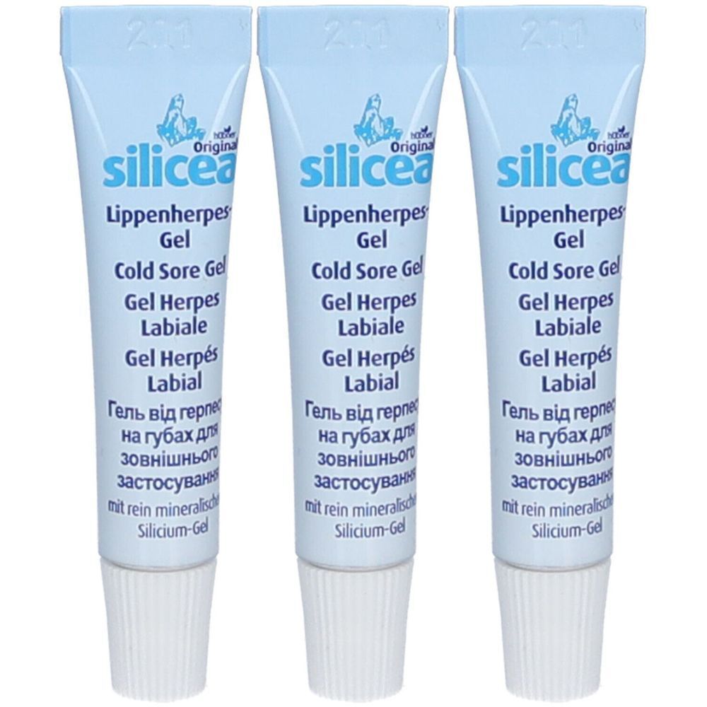 Drei Tuben Lippenherpes Gel. Hellblaue Tuben mit weißem Schraubverschluss. Beschriftung in mehreren Sprachen.