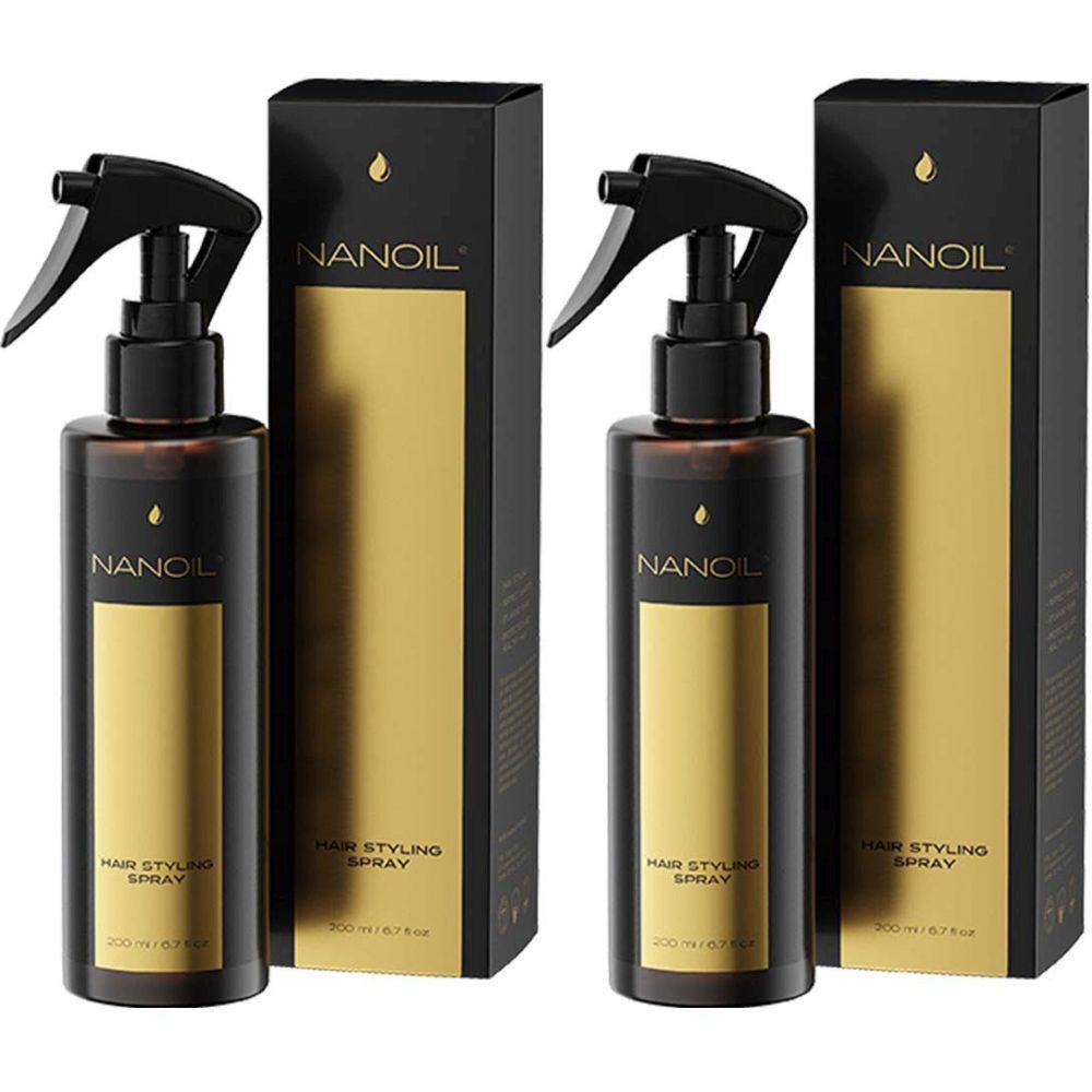 Zwei Flaschen mit schwarzem Sprühkopf und goldfarbenem Etikett. Aufschrift: NANOIL, Haarstyling Spray. Stehen vor schwarzen Schachteln.