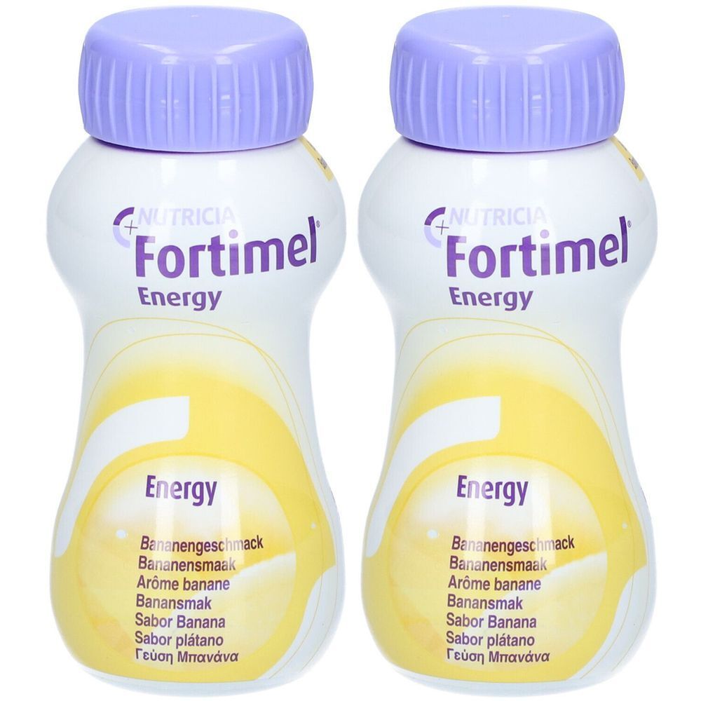 Zwei Flaschen Fortimel Energy mit lila Deckel. Aufschrift: Bananengeschmack. Gelb-weißes Etikett mit Produktnamen und Logo.