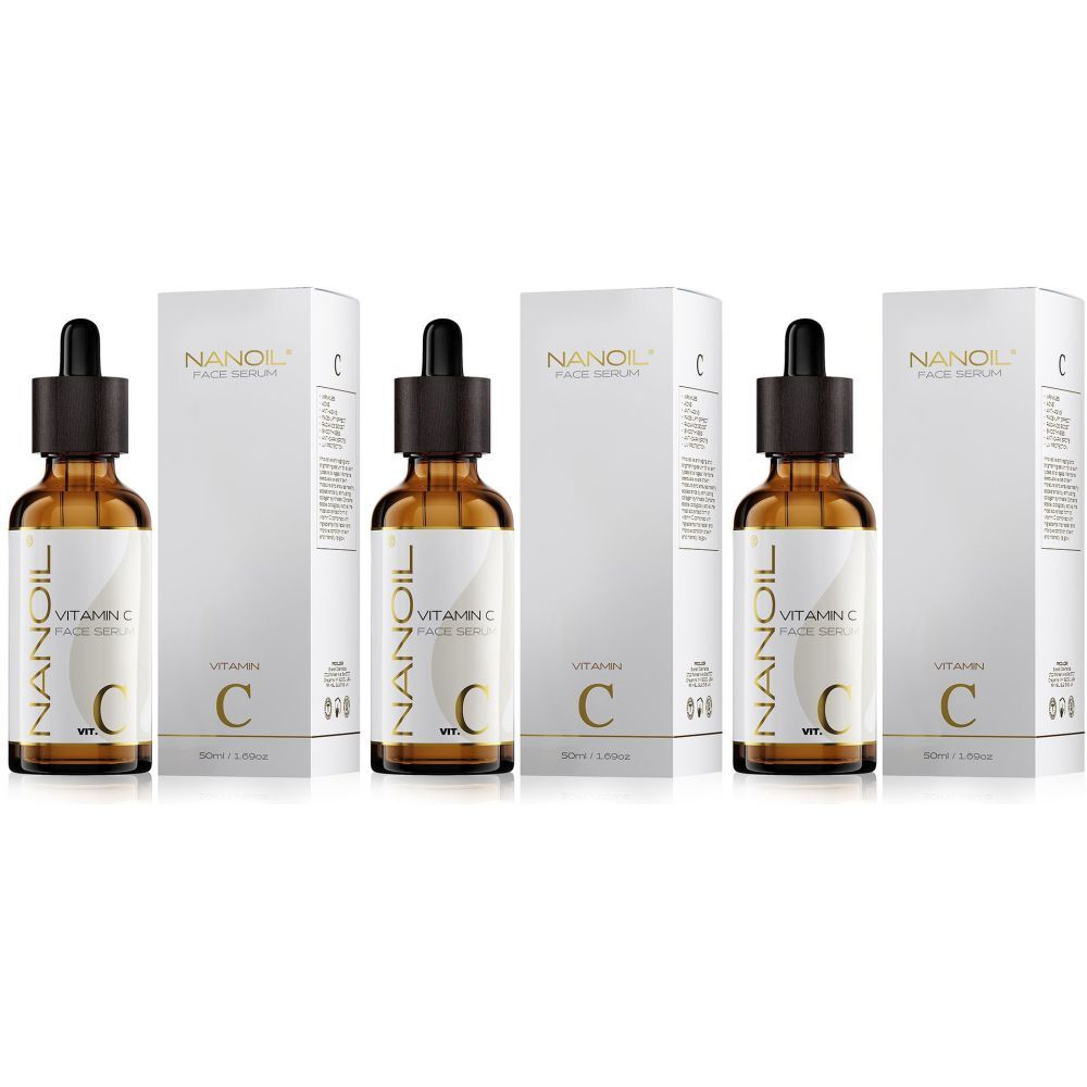 Drie flessen NANOIL Vitamine C gezichtsserum met verpakking. Bruine glazen flessen met pipet, witte dozen met productnaam en logo.