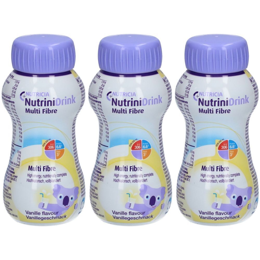 Drei Flaschen NutriniDrink Multi Fibre Vanille. Flaschen mit lila Deckel, weißem Etikett und Koala-Illustration.
