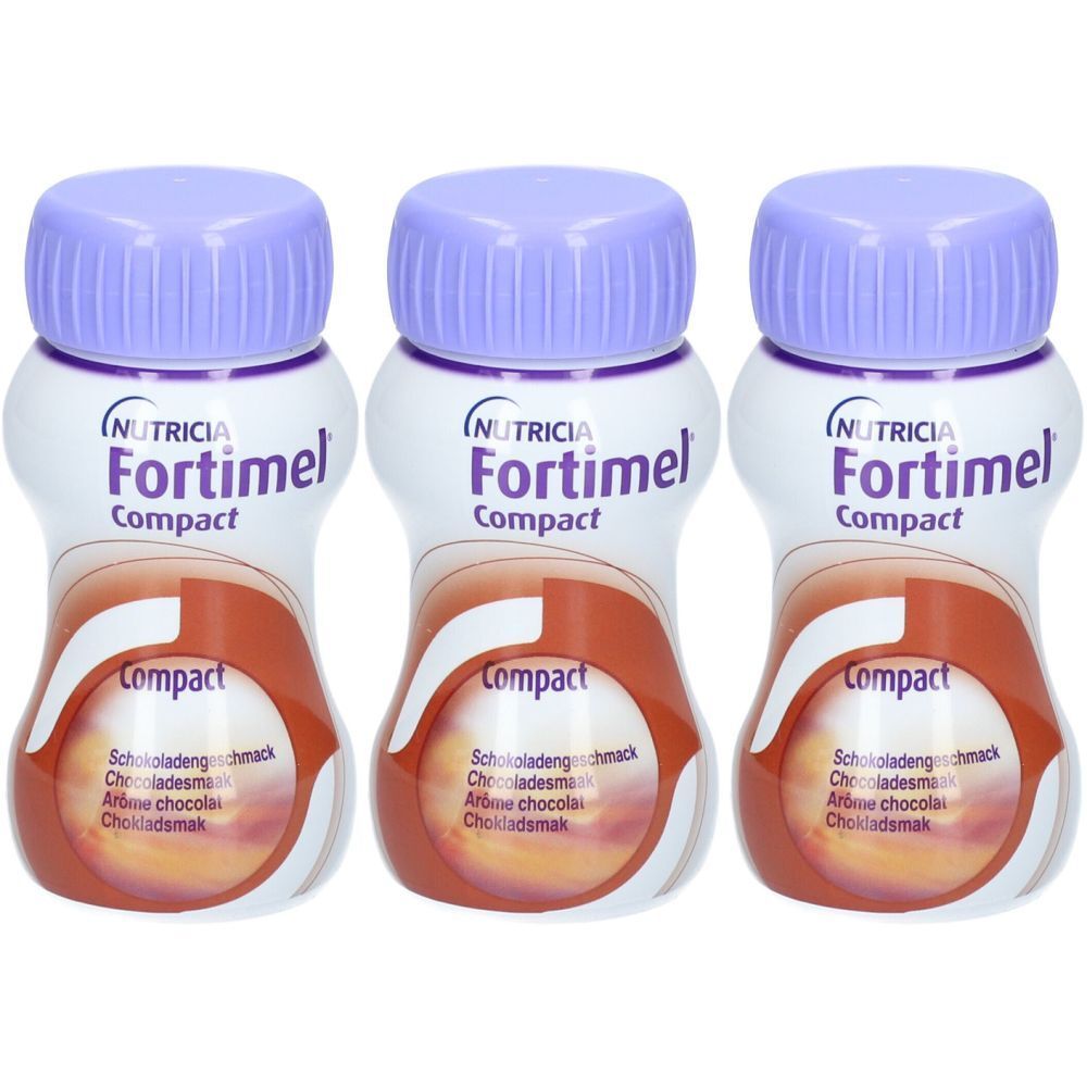 Drei Flaschen Fortimel Compact. Weiße Flaschen mit lila Deckel. Aufschrift: Nutricia, Fortimel Compact, Schokoladengeschmack.