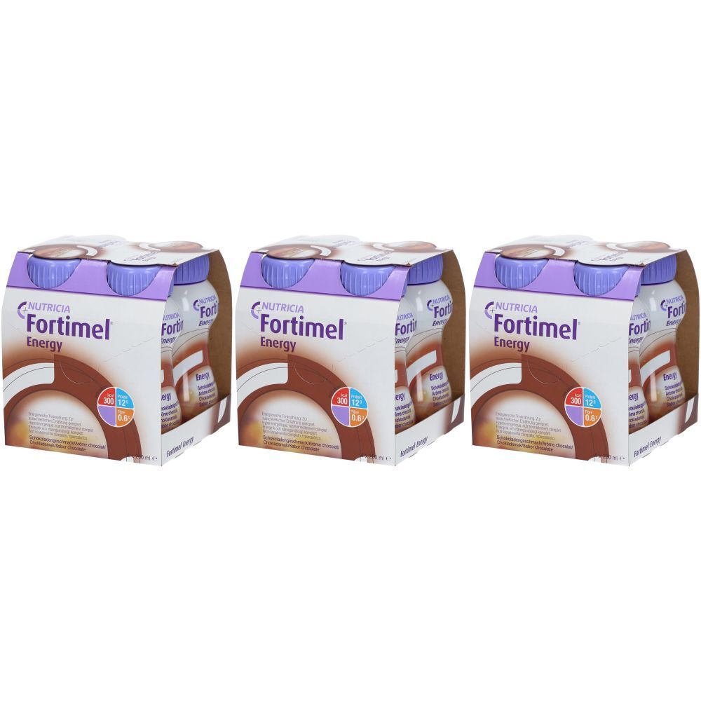 Drei Packungen Fortimel Energy Schokolade. Jede Packung enthält vier Flaschen. Aufdrucke: Nutricia, Fortimel, Energy.