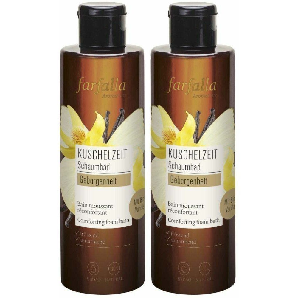 Zwei Flaschen Schaumbad mit schwarzem Deckel. Aufschrift: farfalla, KUSCHELZEIT, Schaumbad, Geborgenheit. Abbildung einer Blüte und Vanilleschoten.