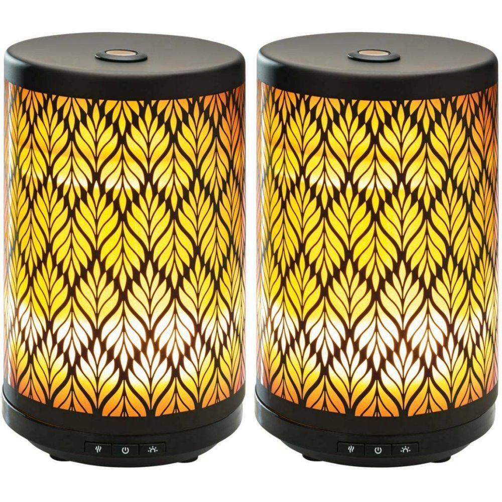 Deux diffuseurs cylindriques, dessus et socle noirs. Les côtés présentent un motif de feuilles jaunes. Trois symboles sont visibles en bas.