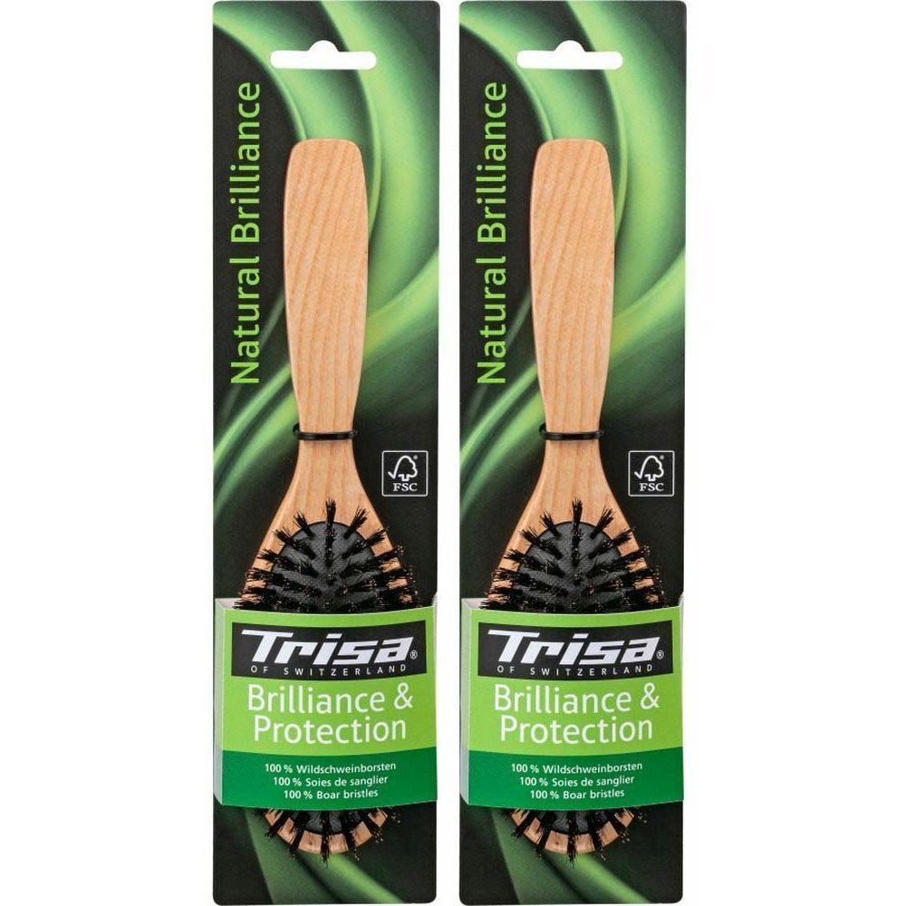 Deux brosses à cheveux emballées. Manche en bois, soies noires. Inscriptions: Trisa, Natural Brilliance, Brilliance & Protection, label FSC.