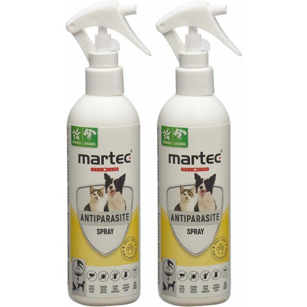 Deux flacons pulvérisateurs blancs avec tête de pulvérisation. Inscription : martec PET CARE ANTIPARASITE SPRAY. Images de chien et chat.