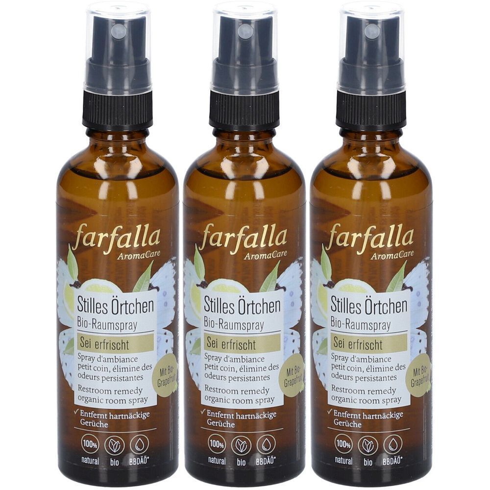 Drei braune Glasflaschen mit Sprühkopf. Auf den Etiketten steht "farfalla AromaCare Stilles Örtchen Bio-Raumspray".