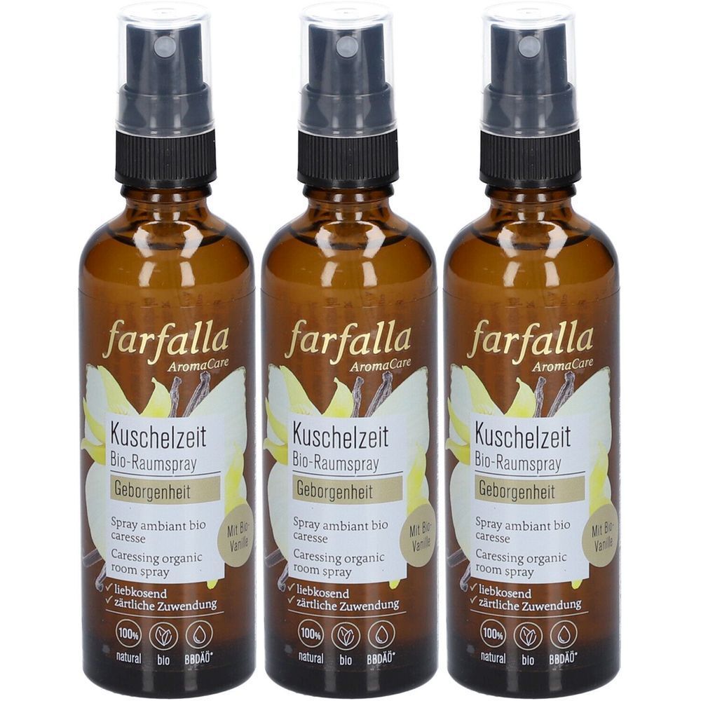 Drei braune Glasflaschen mit Sprühkopf. Aufschrift: farfalla AromaCare, Kuschelzeit Bio-Raumspray, Geborgenheit. Etikett mit Logos.