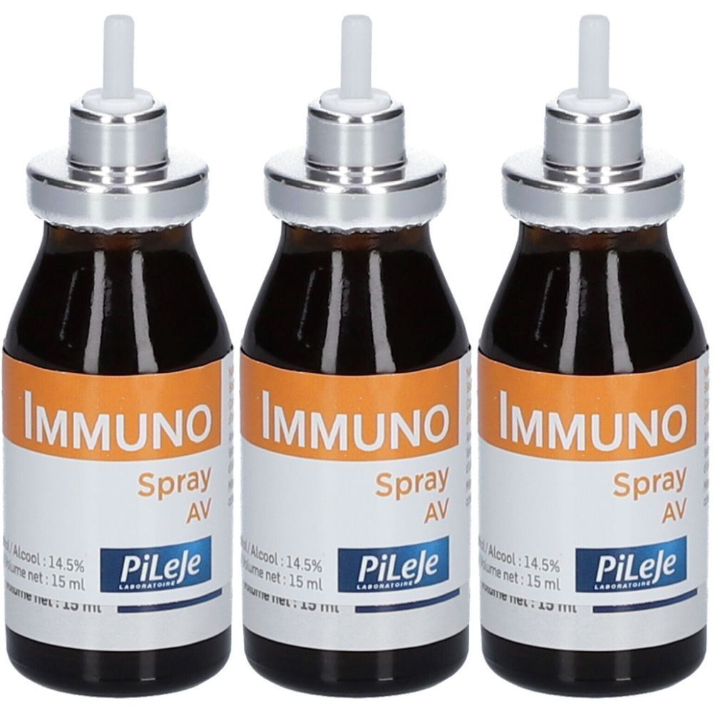 Drei Flaschen mit brauner Flüssigkeit. Aufschrift IMMUNO Spray AV und PiLeje. Flaschen mit Sprühaufsatz und silberfarbenem Verschluss.