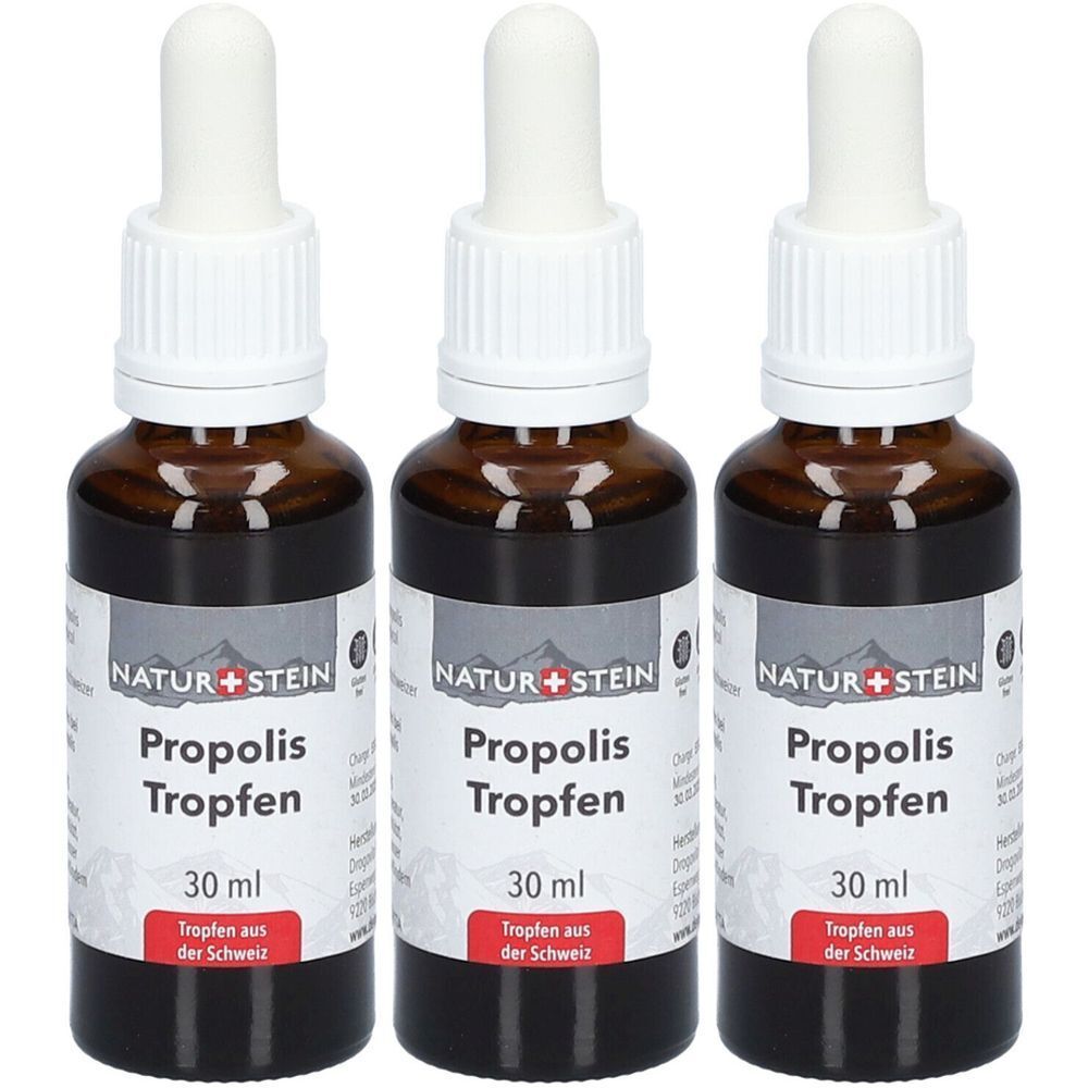 Drei braune Glasflaschen mit weißen Tropfaufsätzen. Auf den Etiketten steht "NATUR+STEIN Propolis Tropfen 30 ml".