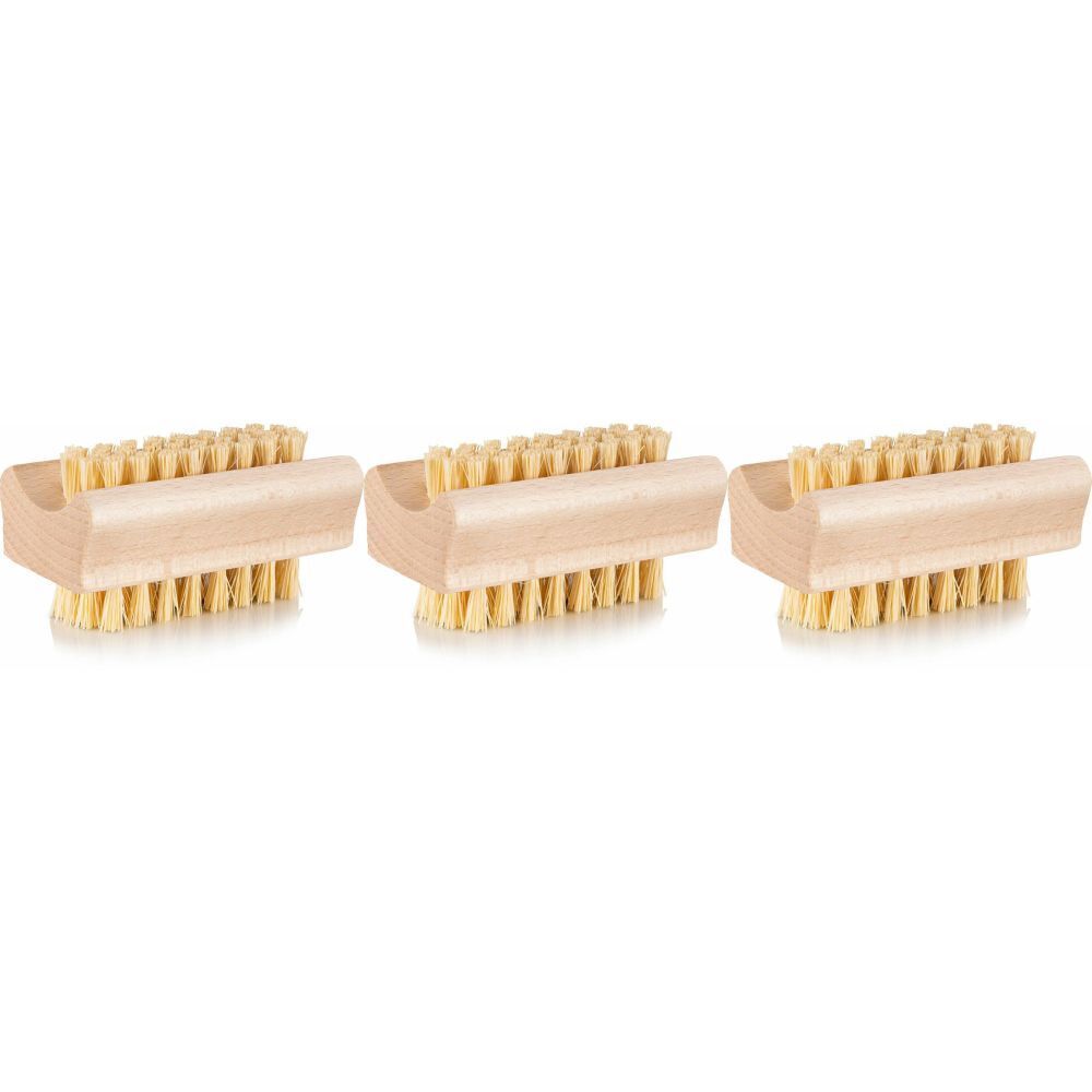 Drie houten nagelborstels met lichte borstelharen. De borstels hebben een rechthoekige handgreep en zijn naast elkaar geplaatst.