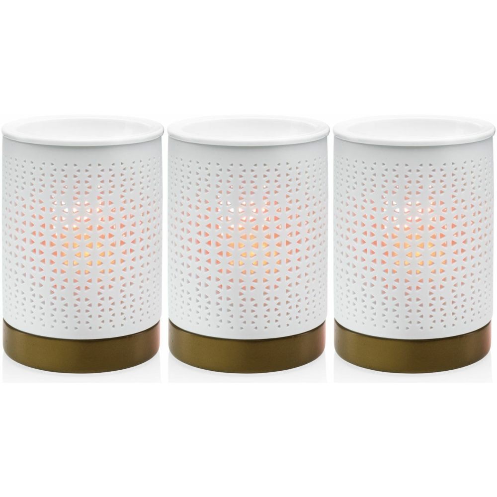 Drei weiße Duftlampen mit goldenem Sockel. Die zylindrischen Lampen haben ein Lochmuster und einen Deckel.