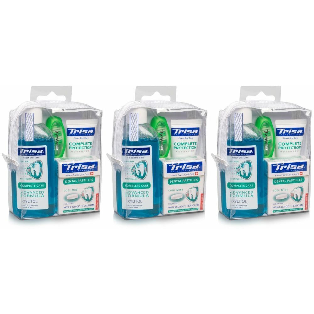 Drei identische Trisa-Reisesets in transparenten Taschen. Jedes Set enthält Mundwasser, Zahnpasta und weitere Produkte. Aufdrucke: Trisa, Complete Protection.