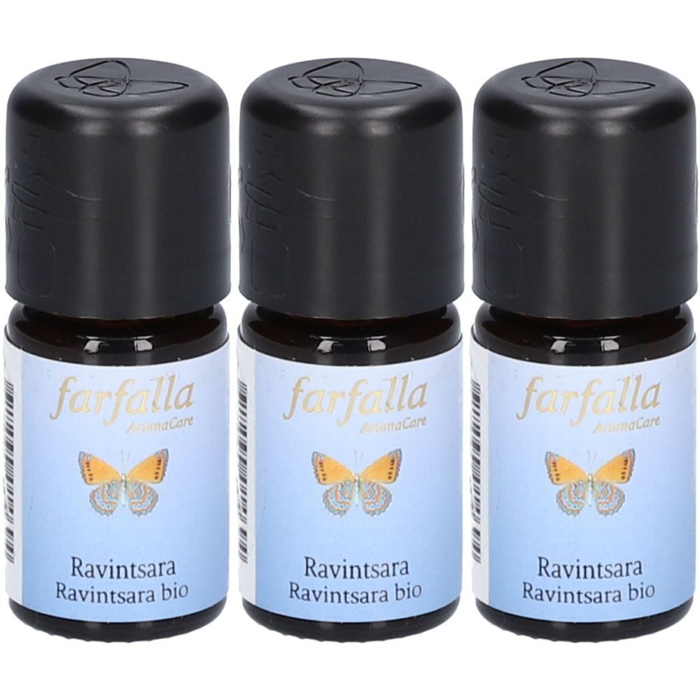 Drei kleine braune Glasflaschen mit schwarzen Deckeln. Auf den Etiketten steht "farfalla", ein Schmetterling und "Ravintsara bio".